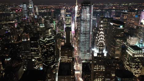Eine-Luftaufnahme-Zeigt-Die-Skyline-Der-42nd-Street-In-New-York-City-New-York-Bei-Nacht,-Die-Das-Chrysler-Building-Hervorhebt