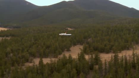 Ein-Leichtes-Flugzeug-Und-Ein-C130-Machen-übungen-Wassertropfen-In-Colorado