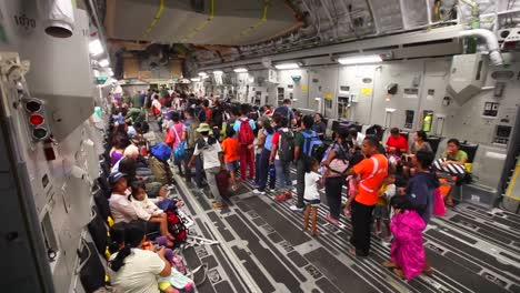 Los-Refugiados-Filipinos-Son-Llevados-A-Un-Avión-De-Carga-Estadounidense-Durante-El-Tifón-Haiyan