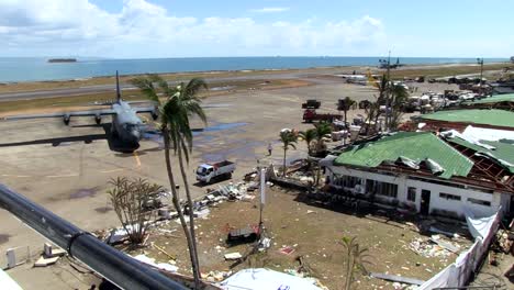 American-Armed-Forces-Personnel-Assist-With-Victims-Of-Typhoon-Haiyan-In-The-Philippines-1