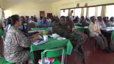 Africanos-De-Una-Aldea-De-Uganda-Reciben-Ayuda-De-Miembros-Del-Ejército-Estadounidense-Para-Hacer-Frente-Al-ébola-1