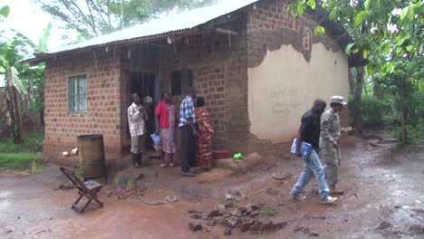 Africanos-De-Una-Aldea-De-Uganda-Reciben-Ayuda-De-Miembros-Del-Ejército-Estadounidense-Para-Hacer-Frente-Al-ébola-2