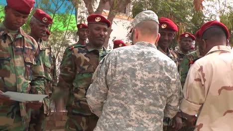 Armeesoldaten-Aus-Dschibuti-Machen-Ihren-Abschluss,-Nachdem-Sie-Vom-US-Militär-Ausgebildet-Wurden