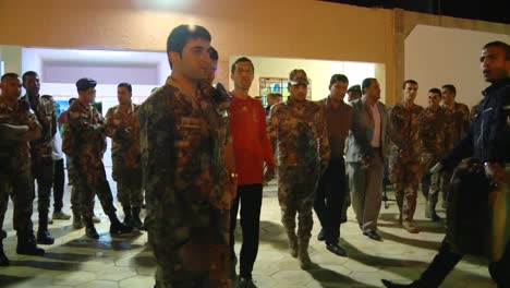 Mitglieder-Des-Jordanischen-Militärs-Tanzen-Und-Singen-Mit-Uns-Truppen-Auf-Einer-Party-In-Der-Nacht-In-Jordanien