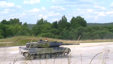 Tanques-Holandeses-Disparan-En-Un-Campo-De-Tiro