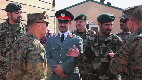 Afghanische-Beamte-Besuchen-Einen-Armeestützpunkt