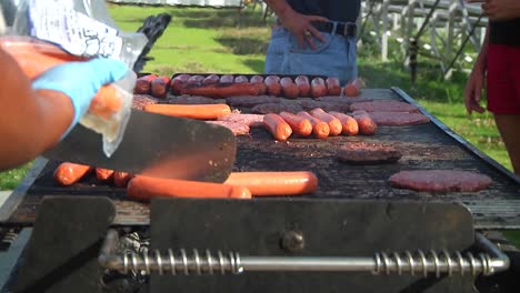 Ein-Picknick-Mit-Gegrillten-Hot-Dogs-Und-Hamburgern