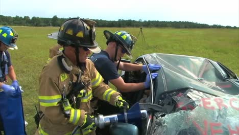 Feuerwehrleute-üben-Die-Reaktion-Auf-Einen-Autounfall-Überschlagsunfall-4