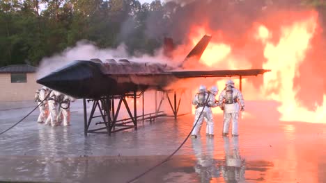 Feuerwehrleute-Bekämpfen-Ein-Wütendes-Chemisches-Feuer-Bei-Einem-Simulierten-Flugzeugabsturz-3
