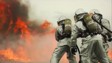 Feuerwehrleute-Bekämpfen-Ein-Wütendes-Chemisches-Feuer-Bei-Einem-Simulierten-Flugzeugabsturz-11