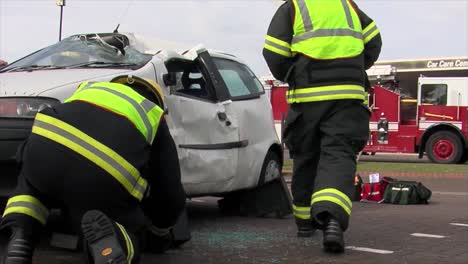 Europäische-Feuerwehrleute-üben-Die-Reaktion-Auf-Einen-Autounfall-Überschlagsunfall-3