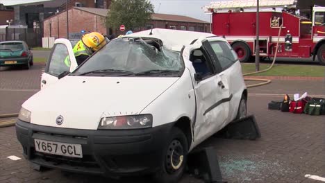 Europäische-Feuerwehrleute-üben-Die-Reaktion-Auf-Einen-Autounfall-Überschlag
