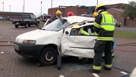 Europäische-Feuerwehrleute-üben-Die-Reaktion-Auf-Einen-Autounfall-Überschlagsunfall