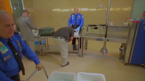 Flughafenreisende-Passieren-Einen-TSA-Sicherheitskontrollpunkt