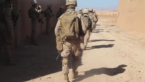 Amerikanische-Soldaten-In-Afghanistan-Durchsuchen-Mit-Metalldetektoren-In-Sprengfallen-Eingeschlossene-Gebäude