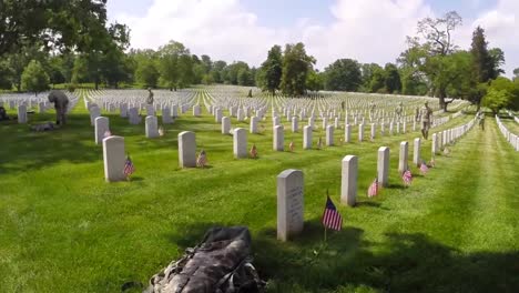 Se-Colocan-Banderas-En-Lápidas-En-El-Cementerio-Nacional-De-Arlington-Para-Honrar-A-Los-Muertos-De-La-Guerra