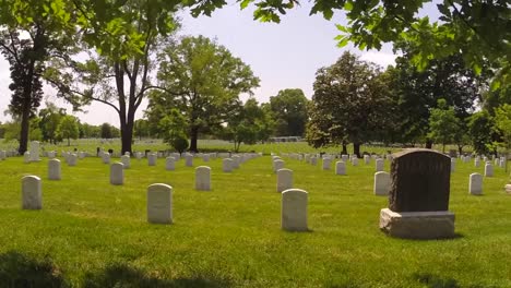 Se-Colocan-Banderas-En-Las-Lápidas-Del-Cementerio-Nacional-De-Arlington-Para-Honrar-A-Los-Muertos-En-La-Guerra-De-Estados-Unidos-1