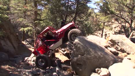 Ein-Verrückter-4WD-Jeep-Klettert-Auf-Einen-Felsen