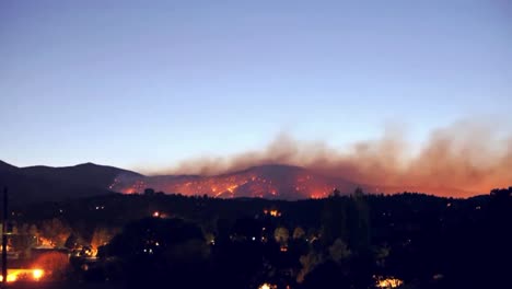 Verschiedene-Aufnahmen-Von-Feuern,-Die-In-Südkalifornien-Nachts-Und-Tagsüber-Brennen