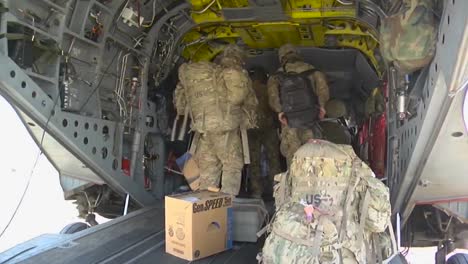 Marinesoldaten-Laden-Einen-Ch47-Chinook-Hubschrauber-In-Afghanistan