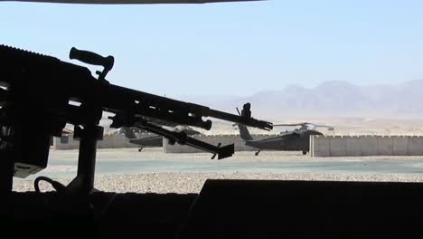 Marines-Fliegen-In-Einem-Ch47-Chinook-Hubschrauber-In-Afghanistan-A