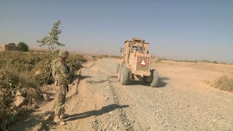 Ingenieros-Del-Ejército-Construyen-Y-Nivelan-Carreteras-En-Afganistán