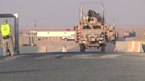 The-Last-Convoy-Out-Of-Iraq-Passes-Through-The-Khabari-Crossing