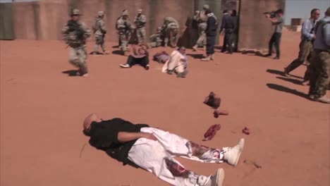 El-Maquillaje-Realista-Se-Utiliza-Para-Simular-Heridas-De-Guerra-Durante-La-Batalla-En-Afganistán.
