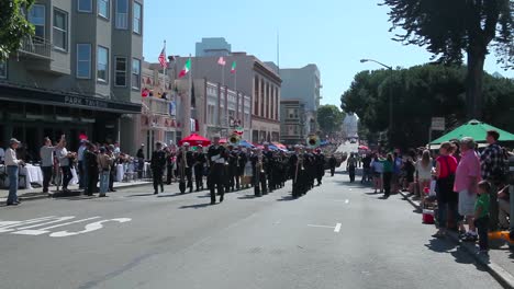 Los-Infantes-De-Marina-Marchan-En-Un-Desfile-Ptriotic-Durante-La-Semana-De-La-Flota-En-San-Francisco,-CA