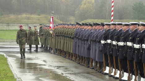 Die-Polnische-Armee-Und-Marine-Stehen-In-Formation-Und-Überprüfung-In-Einer-Feierlichen-Zeremonie-In-Polen