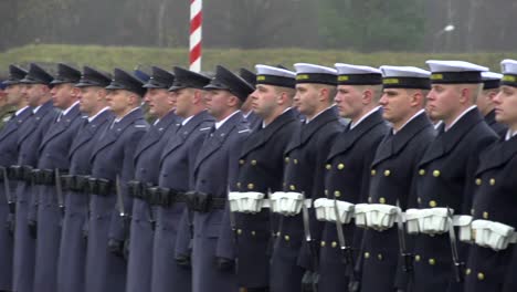 Die-Polnische-Armee-Und-Marine-Stehen-In-Formation-Und-Überprüfung-In-Einer-Feierlichen-Zeremonie-In-Polen-1