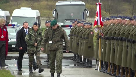 Präsident-Bronislaw-Komorowski-Begutachtet-Die-Polnische-Armee-Und-Marine-In-Formation-In-Einer-Feierlichen-Zeremonie-In-Polen