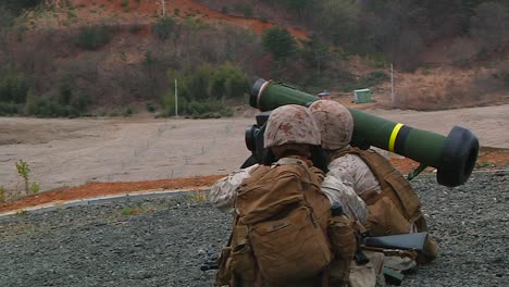 Schultergetriebene-Raketen-Werden-In-Einer-Simulierten-Live-Feuer-Übung-Der-US-Armee-Eingesetzt