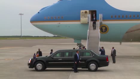 Präsident-Obama-Kommt-Aus-Air-Force-One-Und-Begrüßt-Militärangehörige-Auf-Dem-Luftwaffenstützpunkt-Macdilld