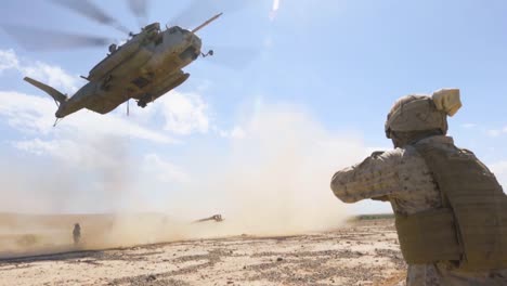 A-Helicopter-Picks-Up-Artillery-And-Other-Military-Gear-In-The-Desert-1