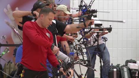Handicapped-Servicement-Compete-In-Archery