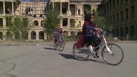 Frauen-Fahren-Fahrrad-In-Afghanistan-1