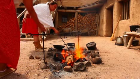 Indianer-Kochen-Kaktusfeigenkaktus-Für-Ein-Traditionelles-Essen-Im-Bents-Old-Fort-National-Historic-Site-In-Colorado
