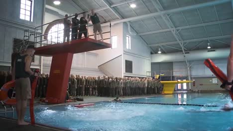 Frauen-Und-Männer-Durchlaufen-Eine-Grundausbildung-Im-US-Marine-Corps-Inklusive-Wassertraining