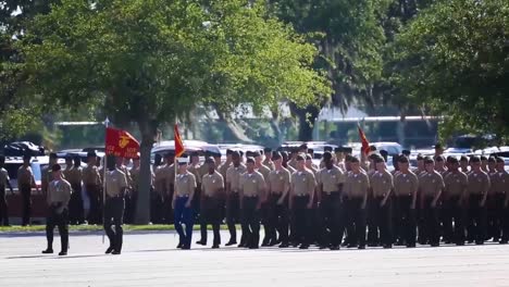 Los-Marines-Estadounidenses-Se-Gradúan-Y-Desfilan-En-Las-Ceremonias-De-Graduación.