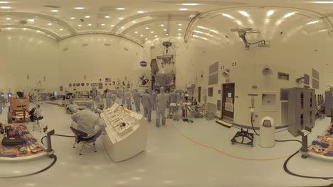 NASA-Ingenieure-Arbeiten-In-Einer-Streng-Kontrollierten-Reinraumumgebung-An-Osiris-Rex-Tiefenraumgeräten