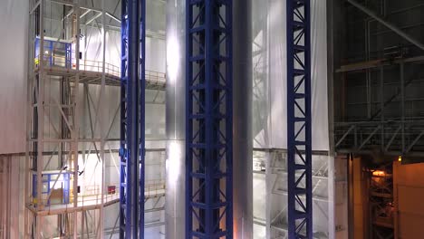 Ein-Massiver-Raketentreibstofftank-Wird-Von-NASA-Ingenieuren-Bewegt