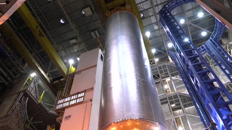 Ein-Massiver-Raketentreibstofftank-Wird-Von-NASA-Ingenieuren-Bewegt-1