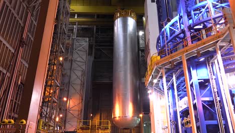 Ein-Massiver-Raketentreibstofftank-Wird-Von-NASA-Ingenieuren-Bewegt-2