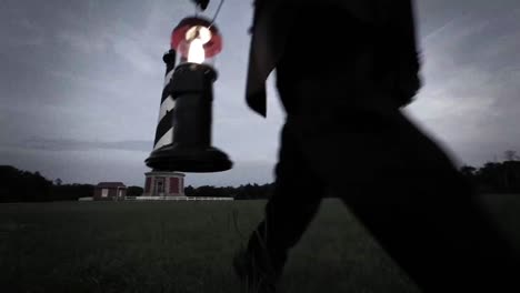 Ein-Alter-Leuchtturmwärter-Kümmert-Sich-Um-Den-Leuchtturm-Von-Cape-Hatras-North-Carolina-Hatte