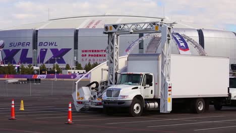 Los-Oficiales-De-La-Patrulla-Fronteriza-De-EE.-UU.-Inspeccionan-Todos-Los-Vehículos-Que-Ingresan-A-Los-Terrenos-Del-Super-Bowl