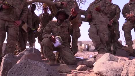 Wir-Soldaten-In-Dschibuti-Afrika-üben-Taktiken,-Um-Einen-Feindlichen-Hinterhalt-Auszuführen