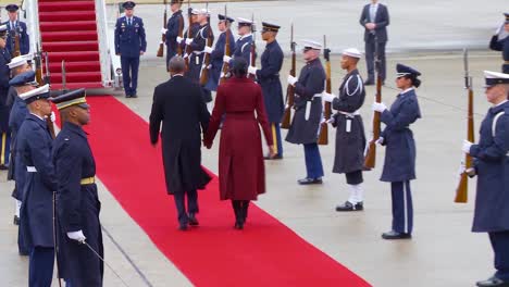 El-Presidente-Barack-Obama-Y-Michelle-Obama-Saliendo-De-La-Base-Conjunta-Andrews-Y-Embarque-En-La-Fuerza-Aérea-Uno-Al-Final-Del-Período-Presidencial-1