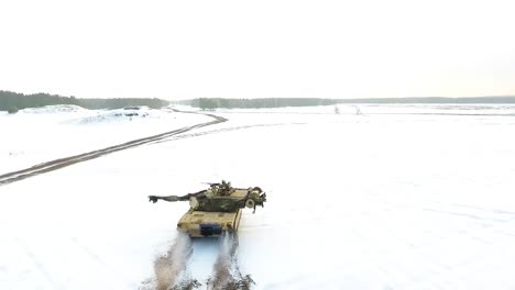 Gute-Antenne-Eines-Militärpanzers,-Der-Durch-Eine-Verschneite-Landschaft-Manövriert