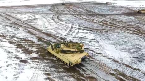Gute-Antenne-Eines-Militärpanzers,-Der-Durch-Eine-Verschneite-Landschaft-Manövriert-2